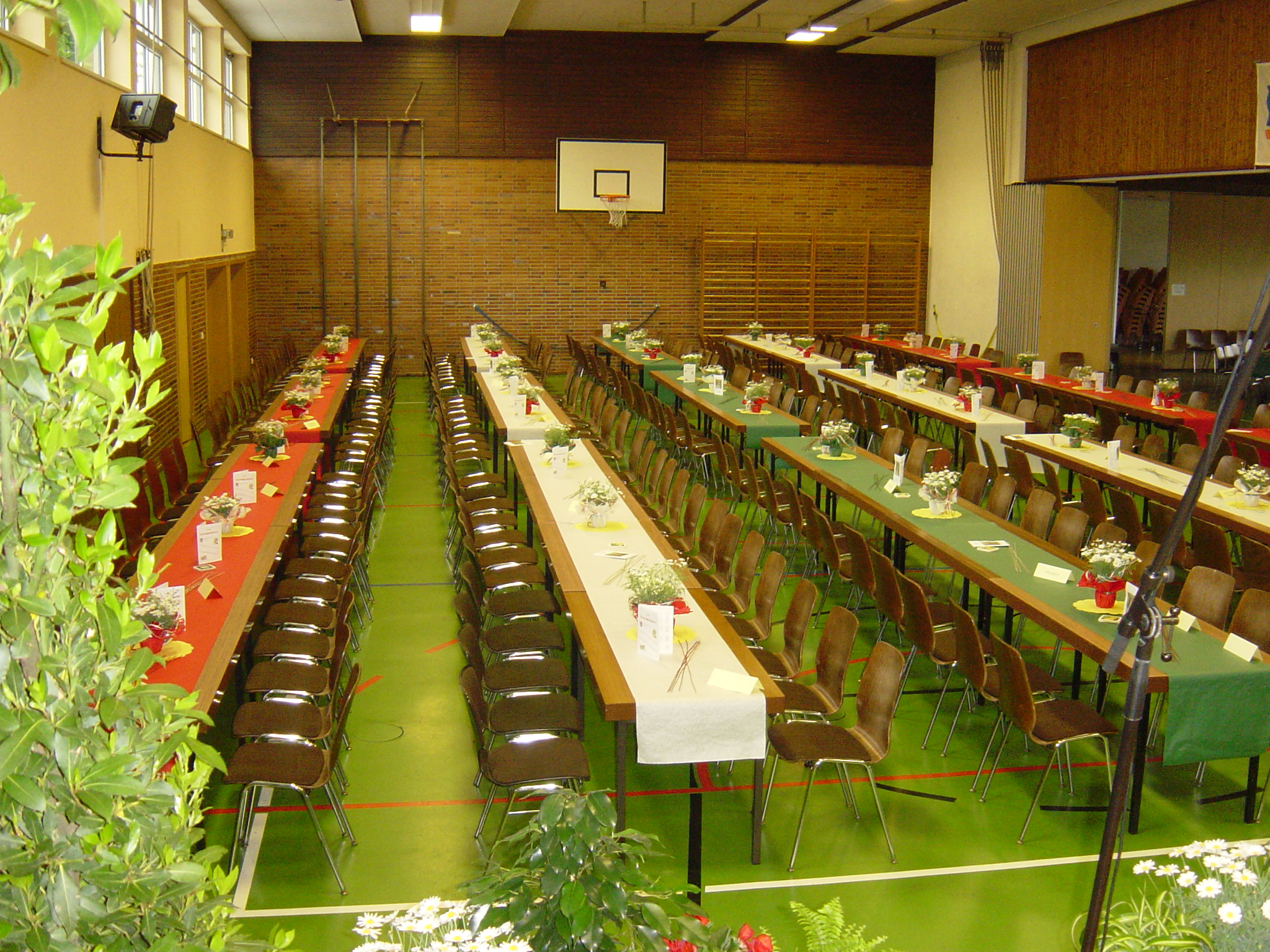 2005. Nauheim: nemzeti színekben pompázó terített asztalokkal vártak