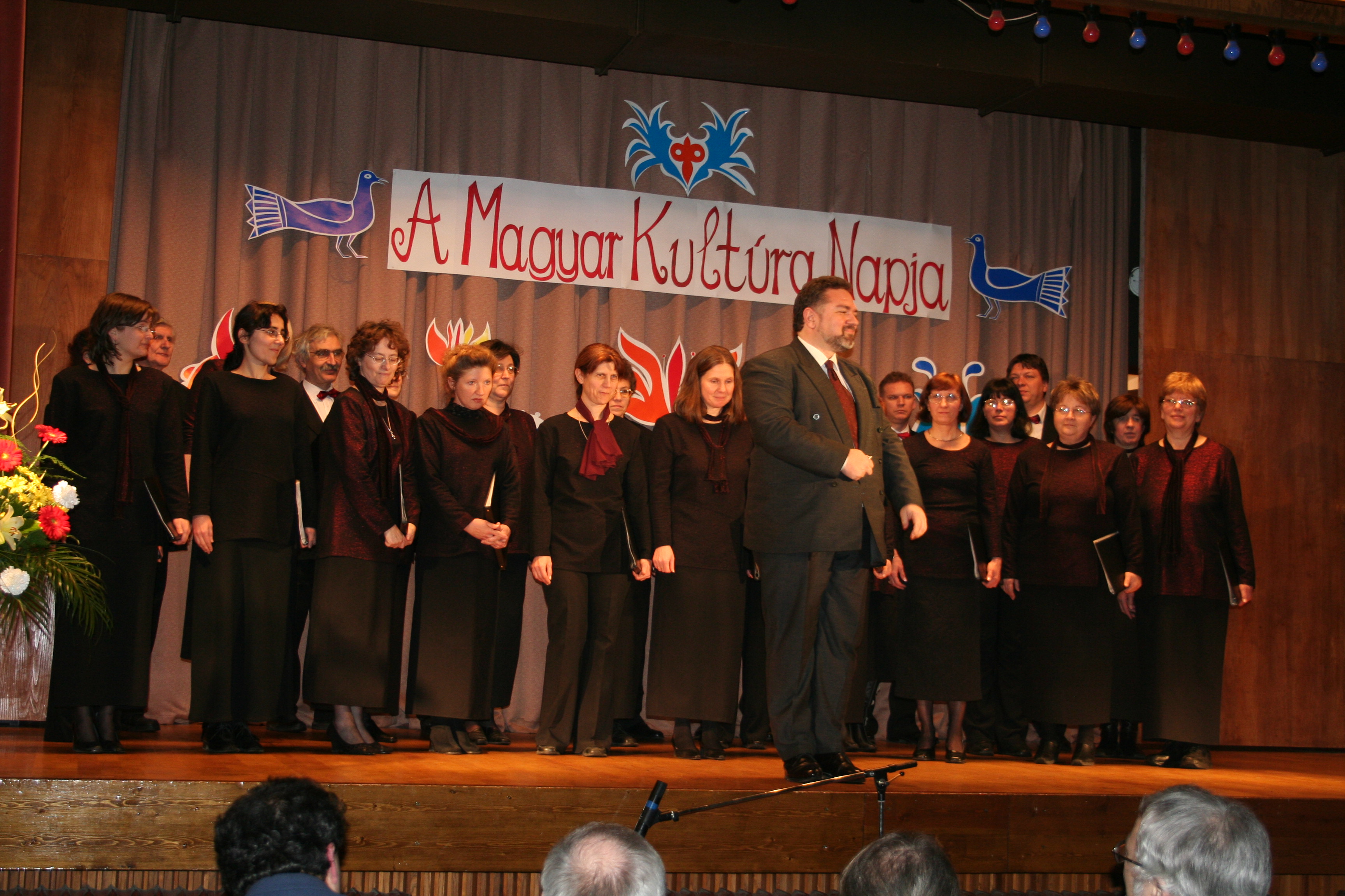 2007. január: Kórusunk a Magyar Kúltúra napján énekel Felsőgödön, a BM Nyaralóházak színháztermében