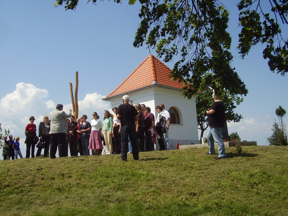 2010. május. Dusnokon a határban, a Feketi Kápolnánál énekelünk