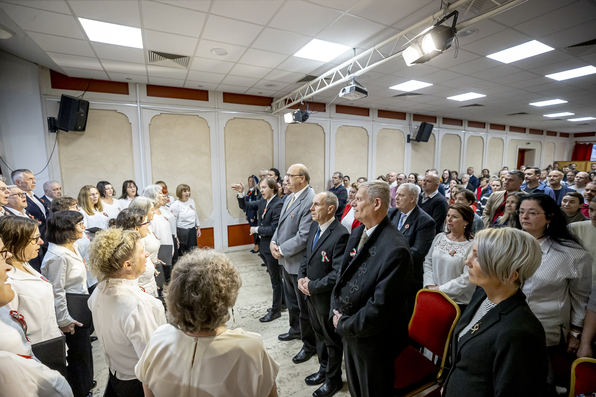 Az ünnepségen a Himnuszt énekeljük