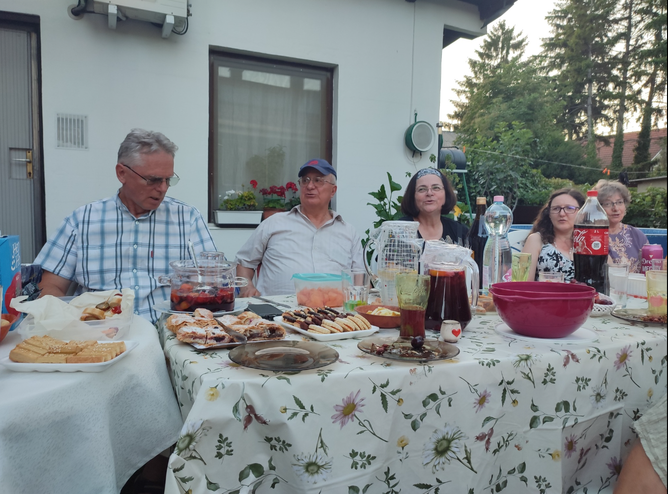 Vidám, éneklő társaság terített asztal körül