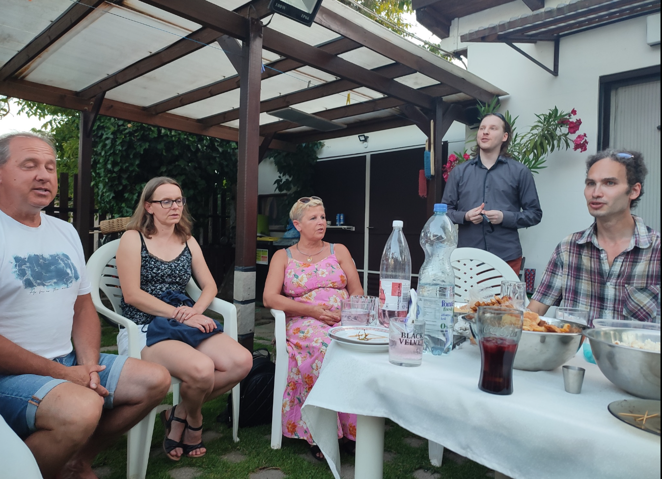 Matyi az vezeti a közös éneklést