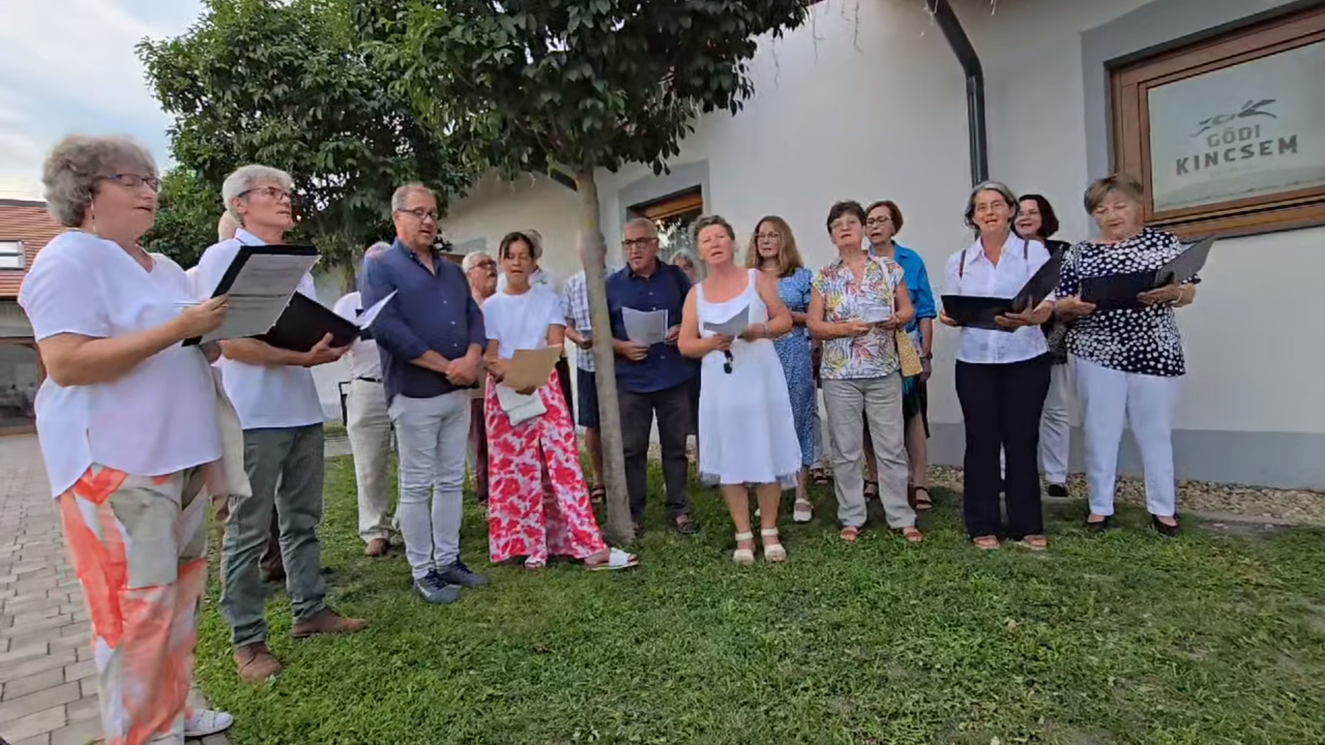 Kórusunk Kincsem istállója előtt énekel az ünnepségen